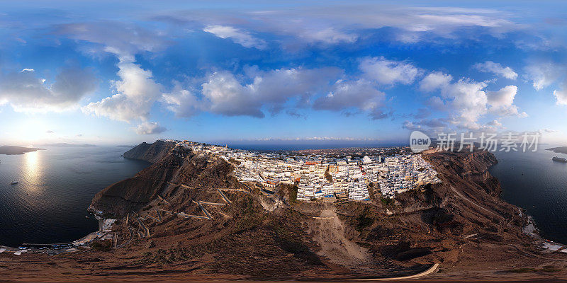 希腊圣托里尼岛Fira (Thira)镇日落时360度x180度球面(等矩形)空中全景图